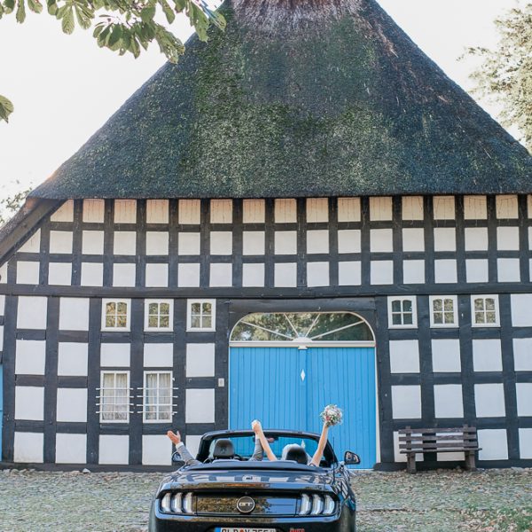 traumtage-britta-gottschalk Auto mit Hochzeitspaar geparkt vor dem Bremer Hochtiedshüus